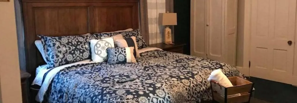 Evan's Holly Grove Inn