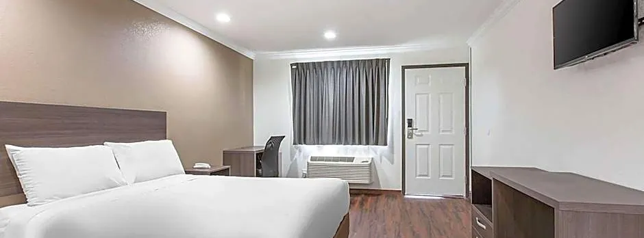 Baymont by Wyndham Bakersfield