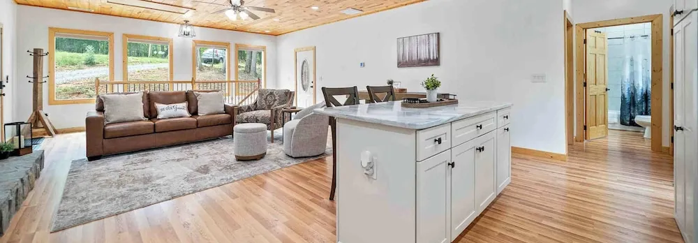 New Listing - Luxurious Mountain Home for 8 With Amenities