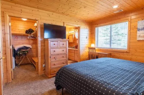 Cozy Henrys Lake Escape - 20 Miles to Yellowstone!