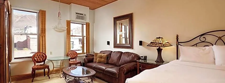 Independence Square Unit 306, Hotel Room with Large Sitting Area & Wet Bar