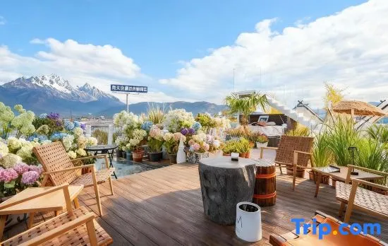 Baina Hotel (Lijiang Gucheng District Dashuiche)