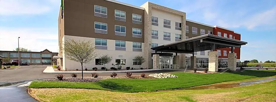 Holiday Inn Express & Suites Fond Du Lac By IHG