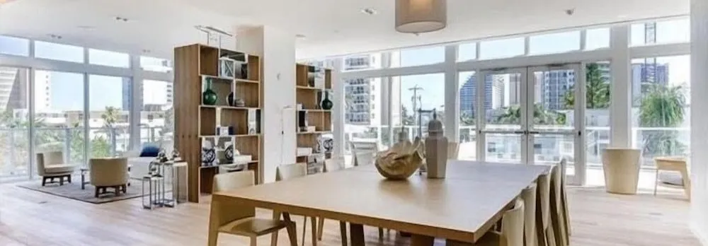 914 Tiffany House 1 Bedroom Condo by RedAwning