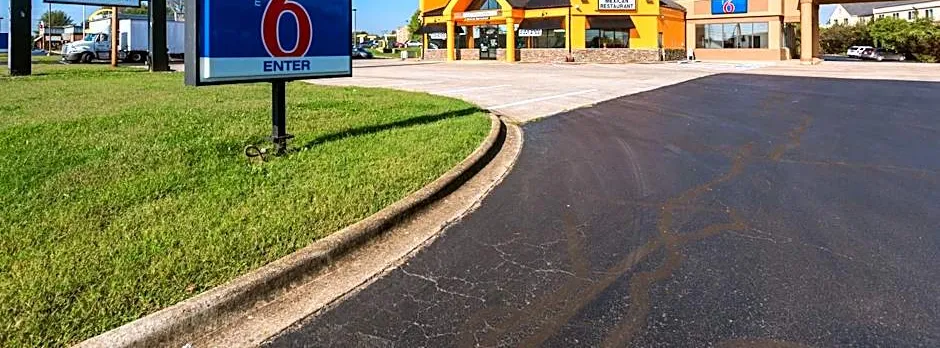 Motel 6-Clarksville, TN