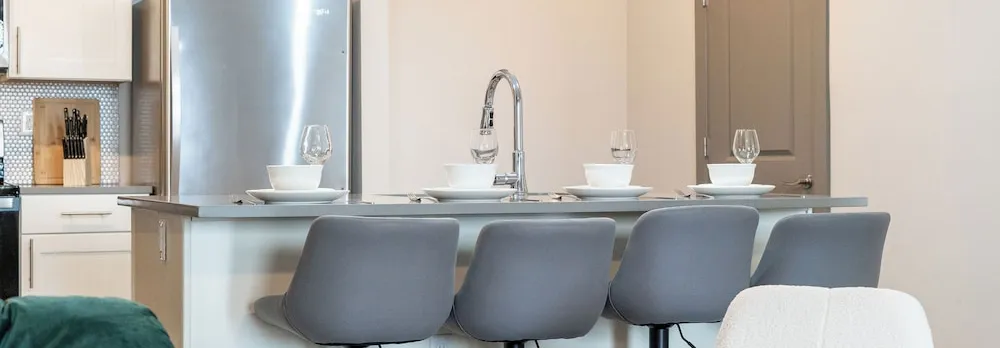 Monarch Apartments 15m to Parks, Pet Friendly, Free Parking by Heavenly Homes