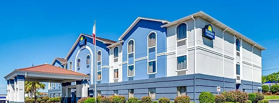 Days Inn & Suites by Wyndham Prattville-Montgomery