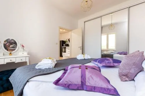 Luxa 5 min old town 10 min airport