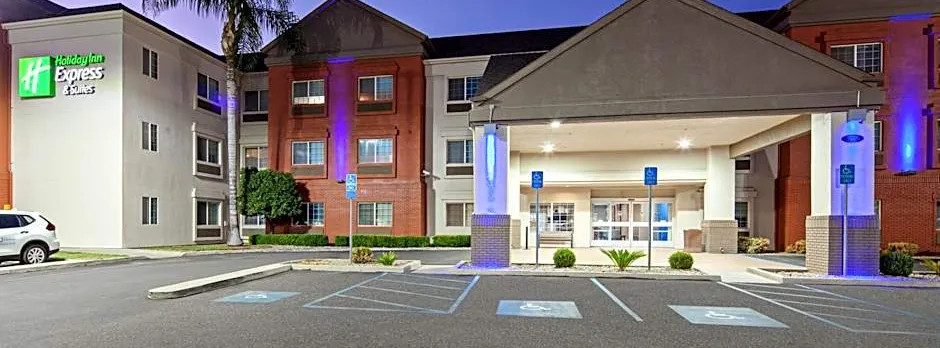 Holiday Inn Express and Suites Tulare By IHG