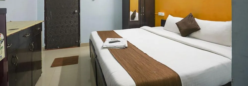 Iroomz Grand Aarvi Suites