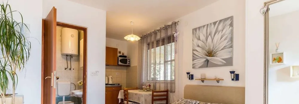 Studio Maro - Studio Apartment with Terrace