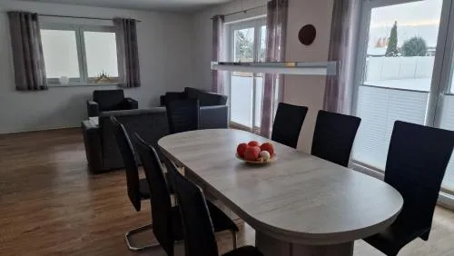 FeWo "Am Auwald" Geräumige Ferienwohnung mit Sauna, Terrasse & Parkplatz