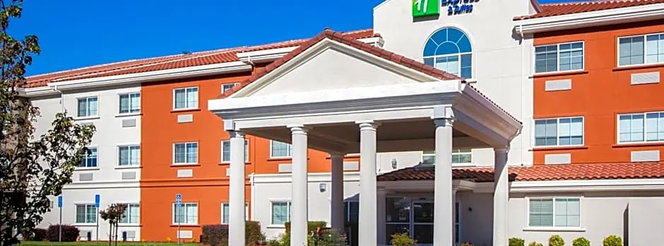 Holiday Inn Express & Suites Oroville Lake by IHG