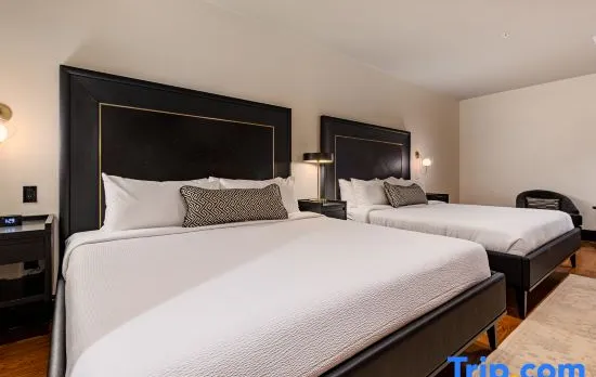 2BR Canal Street Charm: Elegant Space | The Mayfair