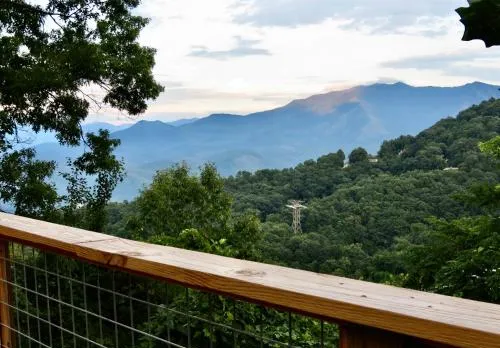 Million Dollar Views! 4 Bedroom, Sleeps 9, close to National Park and 5 mi to Gatlinburg!