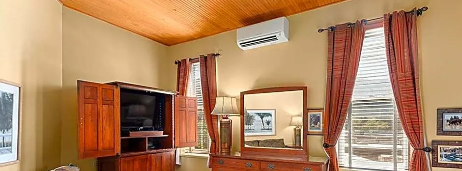 Independence Square 308, Top Floor Hotel Room with Ideal Downtown Location