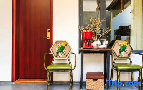 English: slightly drunk Tsuki glass month tea culture B & B (Dali ancient city Erhai store)