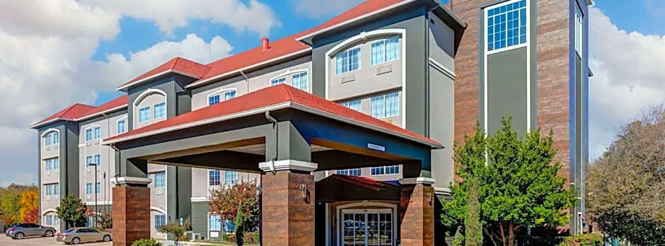 La Quinta Inn & Suites by Wyndham Fort Worth NE Mall