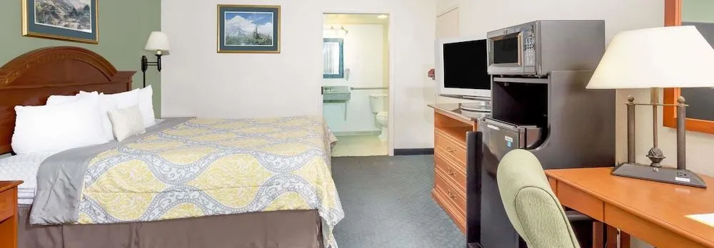 Days Inn by Wyndham Cedar Falls - University Plaza