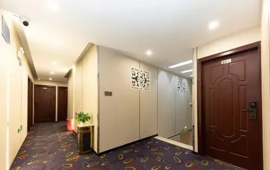Huaxuan Hotel (Hongkou Soccer Stadium Subway Station)