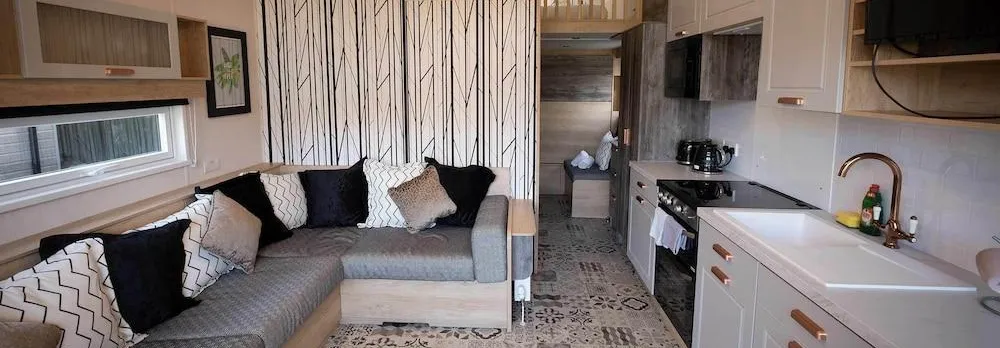 2 Bed Lodge - Sleeps 4 - Pets - Hot Tub - Parking