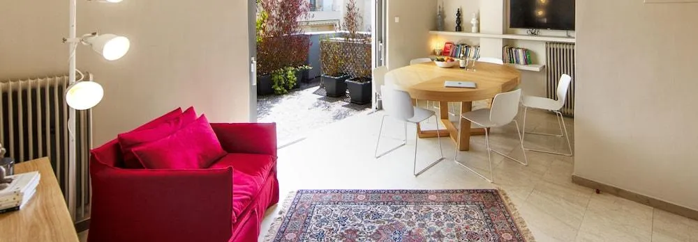 Elegant And Airy Apartment One Stop From City Center by Villarentalsgr
