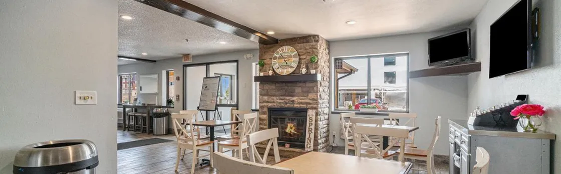 Days Inn & Suites by Wyndham Traverse City