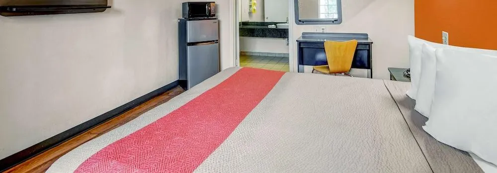 Motel 6 Calhoun