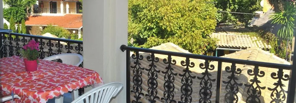 Holiday Apartments "Yannis" on Agios Gordios Beach in Corfu