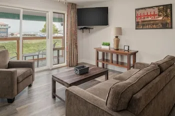 Astoria Riverwalk Inn