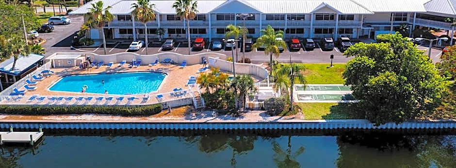 TAMPA BAY, BEACH step away, WIFI, FREE PARKING,POOLS, JACUZZI