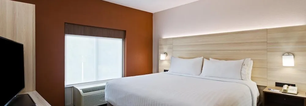 Holiday Inn Express & Suites Tavares - Leesburg