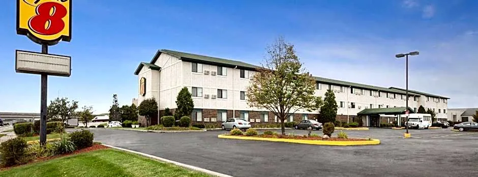 Super 8 by Wyndham Milwaukee Airport