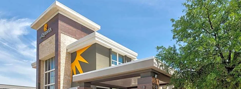 La Quinta Inn & Suites by Wyndham Dallas I-35 Walnut Hill Ln