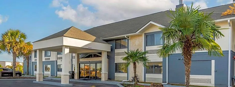 Comfort Inn & Suites - near Robins Air Force Base Main Gate
