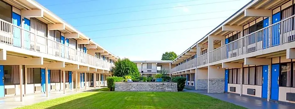 James River Inn & Suites