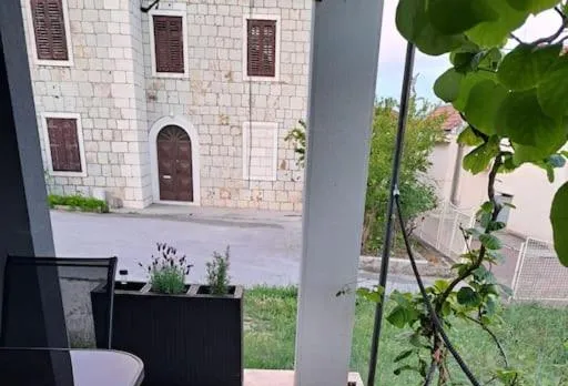 Apartment Kyra with Terrace And Garden