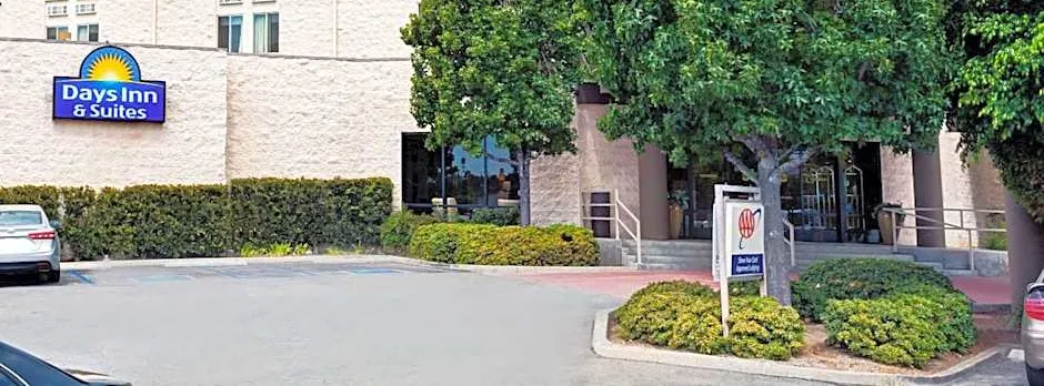 Days Inn & Suites by Wyndham Fullerton