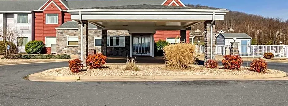 Clarion Pointe Staunton East
