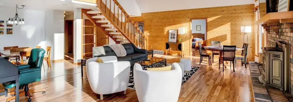 All-season Lodge 40 Acres: Walk to Elkhart Lake!