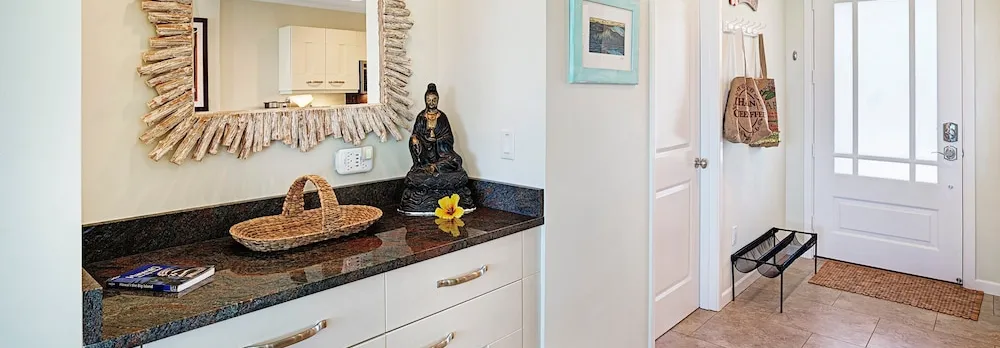 Ocean View - AC & Wifi - Walk to Beach & Shopping - Vrkcv