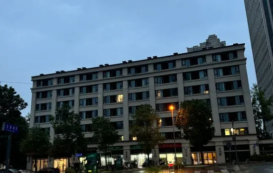 Baiyue Apartment (Chengdu Xinglong Lake)
