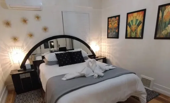 Deco Studio Retreat With Fireplace, Wifi, Queen Bed