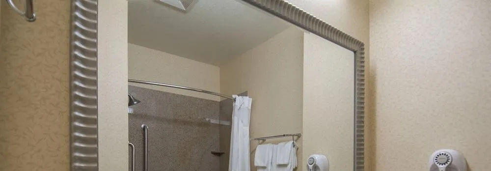 Holiday Inn Express & Suites Bakersfield Central by Ihg
