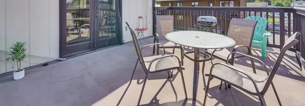 5 Mi to State Park: Mtn-view Apt in Anchorage