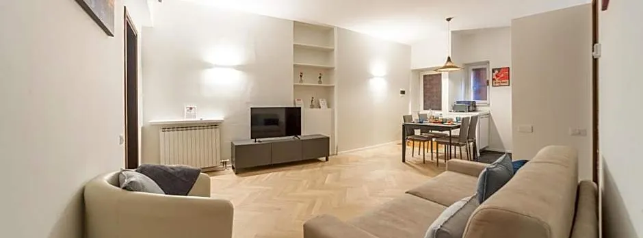 Charming 2-Bedroom Apartment in Milanese Building