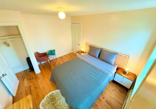 The Waltham Private Room & bathroom John F Kennedy JFK LGA Airport Manhattan Penn Station bullet-train 15 min