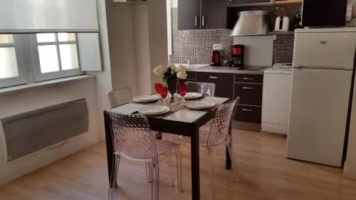 LES TROIS CHANDELIERS un petit paradis en plein centre ville