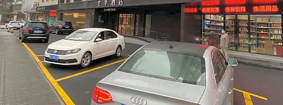 Ji Hotel Shanghai Dongming Road Metro Station