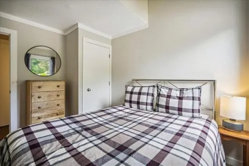 Perfect four bedroom condo with shuttle to the mountain, ski Back Whiffletree D8